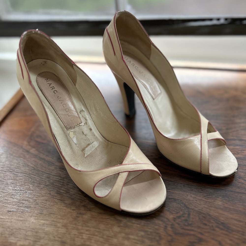 Marc Jacobs Women's Peep Toe Pump 7
